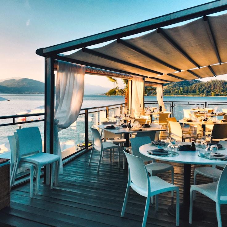 Casual restaurant with booth seating